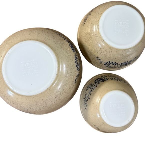 Pyrex Homestead Set of Three Nesting Mixing Bowls #401, 402 403 - Picture 6 of 7